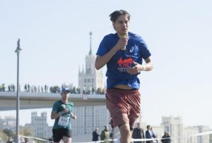 Участники пробежали две дистанции, их длина составила 10 и чуть более 42 километров. Фото: Александр Кожохин, «Вечерняя Москва»