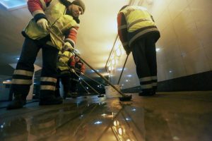 Сотрудники столичной подземки отмыли вестибюли, лестницы и эскалаторы. Фото: Антон Гердо, «Вечерняя Москва»