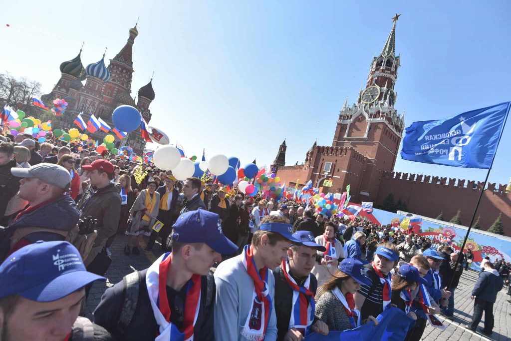 Москва зовет. Демонстрация на красной площади. Россияне на красной площади. Праздничная демонстрация на красной площади. Жители России называются россияне..