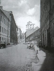 Так в 1940-1941 годах выглядел Кривой переулок, уходивший в сторону улицы Варварка