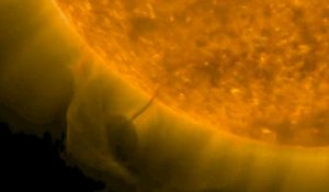 Заряженные частицы от вспышки на Солнце нанесут удар по Земле