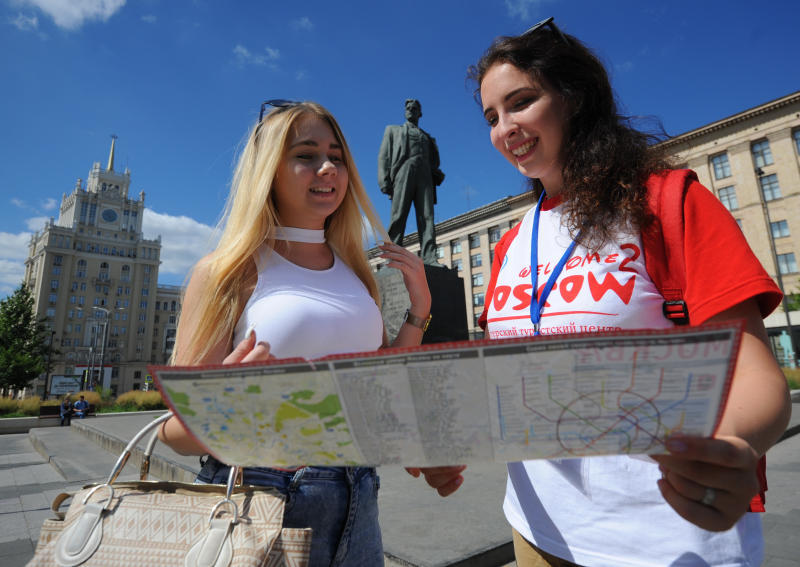 Активисты проконсультируются с экскурсоводами при разработке логотипа. Фото: Александр Кожохин