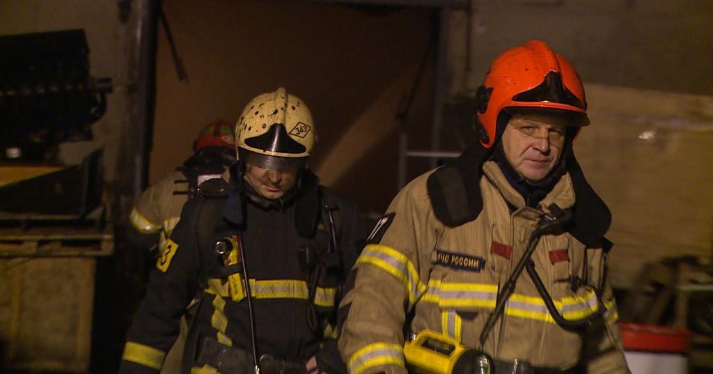 МЧС Москвы эвакуировало 150 человек из пожара в торговом центре