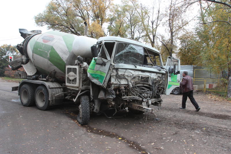 ДТП с участием рейсового автобуса и бетономешалки произошло в Зеленограде. Фото: Антон Гердо