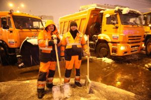 Приблизительно пять тысяч единиц снегоуборочной техники будет задействовано на московских улицах зимой 2017 года. Фото: Павел Волков, «Вечерняя Москва»