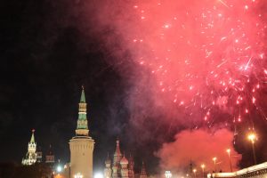 В День города небо над столицей украшает салют. Фото: Павел Волков