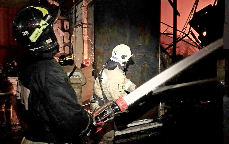 Крупный пожар на складе потушили на востоке Москвы