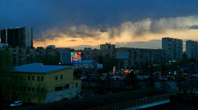 МЧС опубликовало оповещение горожан о грозе и шквалистом ветре. Фото: "Вечерняя Москва"