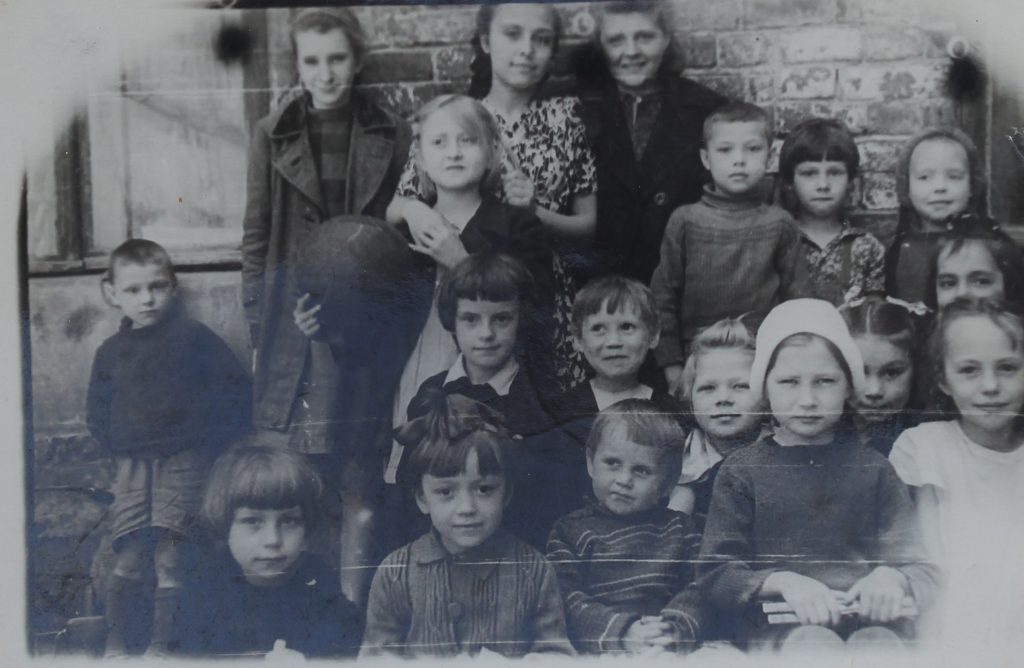 Эта фотография детворы Зарядья, сделанная не позже 1947 года, теперь хранится в фотоальбоме Ирины Козловой. Она — вторая справа в первом ряду