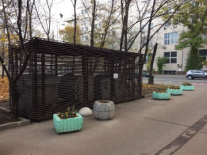 Сейчас жители дома могут пользоваться обновленной площадкой, вмещающей четыре контейнера. Фото: пресс-служба префектуры ЦАО