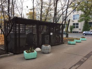 Сейчас жители дома могут пользоваться обновленной площадкой, вмещающей четыре контейнера. Фото: пресс-служба префектуры ЦАО