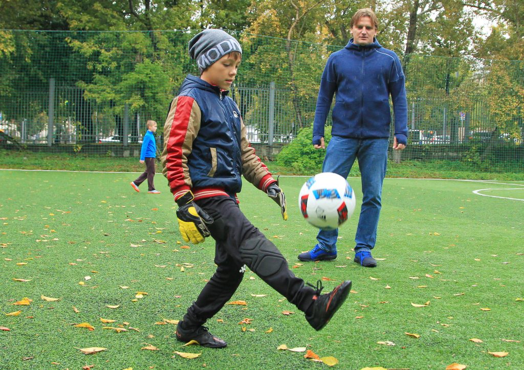 Футбольные традиции: на городском стадионе открыта бесплатная секция для детей