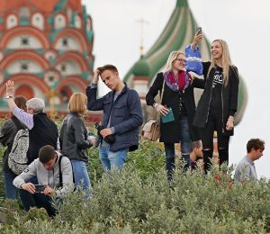 17 сентября 2017 года. Парк «Зарядье» сразу стал популярным у москвичей и гостей столицы. Фото: Антон Гердо