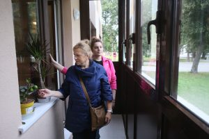 10 сентября 2017 года Алла и Дарья (в розовой куртке) Думущий осматривают квартиры в шоу-руме на ВДНХ. Фото: Антон Гердо
