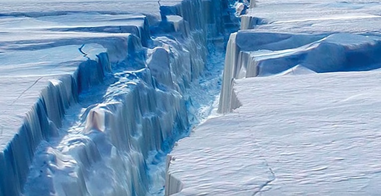 Канадский ученый: «Кто-то пробил дыру в Антарктиде»
