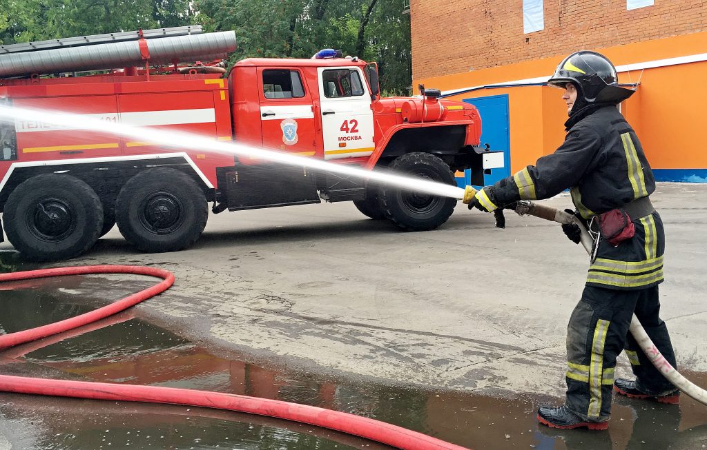 Пожарные спасли пять человек в центре Москвы