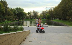27 сентября 2017 года. Жительница Пресненского района Миана Симонова любит гулять с сыном Васей вокруг Красногвардейских прудов. Фото: Наталия Нечаева