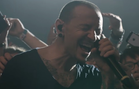 Linkin Park показали фанатам последнее караоке Честера Беннингтона
