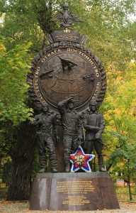 12 октября 2017 года. Памятник летчикам дальней авиации украшает центральную аллею сквера Девичьего Поля. Фото: Наталия Нечаева 