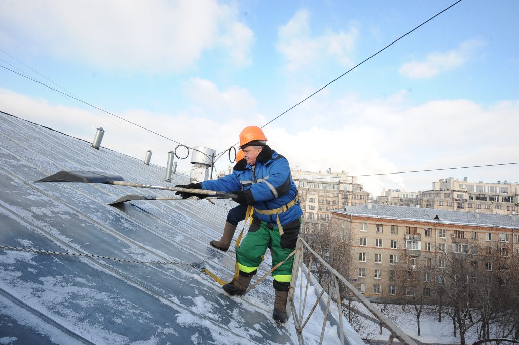 Московские префектуры проконтролируют очистку крыш от снега
