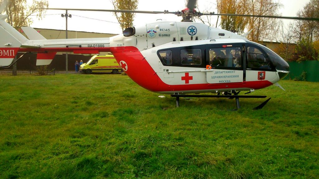 Вертолет эвакуировал мужчину после падения с высоты в Новой Москве