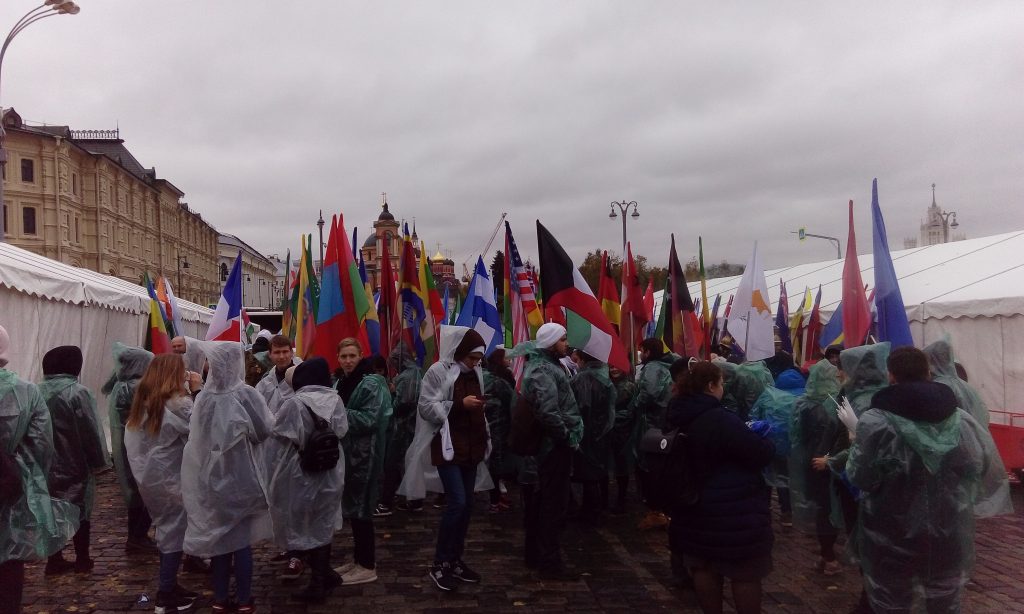 Фестиваль молодежи: на Васильевском спуске студенты ждут шествие