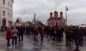 Участники направляются от Гостиного двора к Васильевскому спуску. Фото: Александра Корнилова