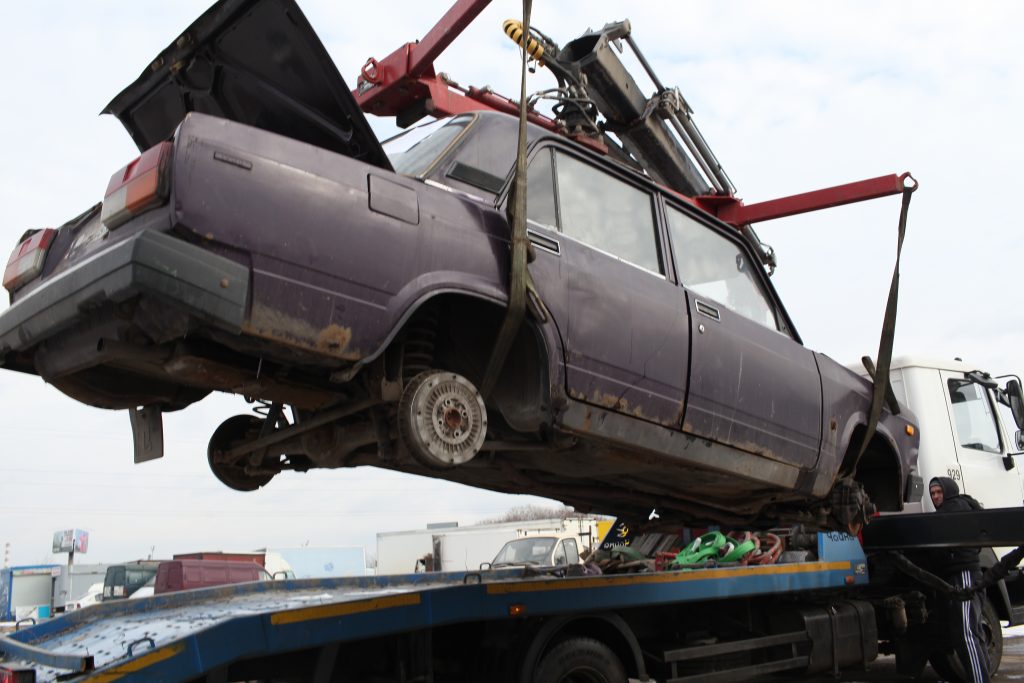 Улицы Якиманки избавили от 11 бесхозных автомобилей