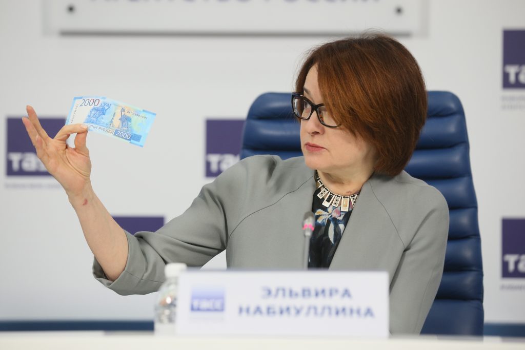 В Москве показали новые банкноты на 200 и 2000 рублей