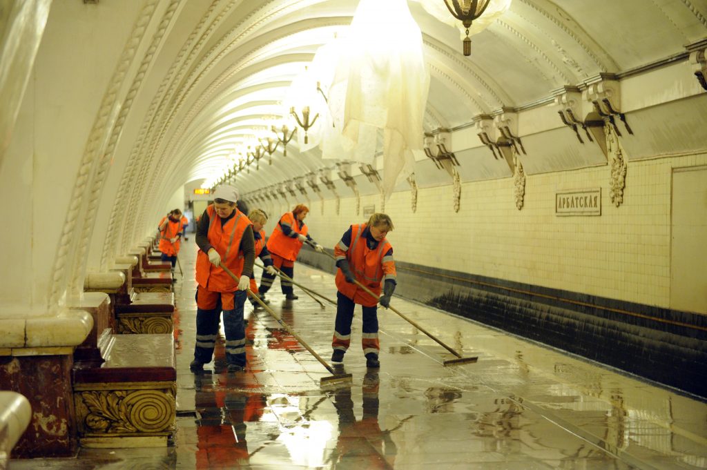 За ночь на Кольцевой линии метро отмыли три станции