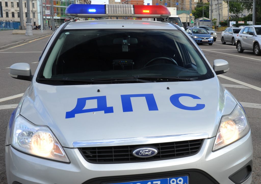 Элитный Bentley попал в ДТП на западе Москвы, работает полиция
