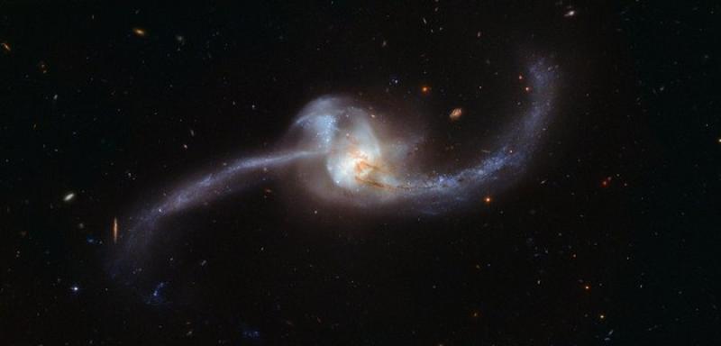 Телескоп  «Хаббл» зафиксировал аварию двух галактик