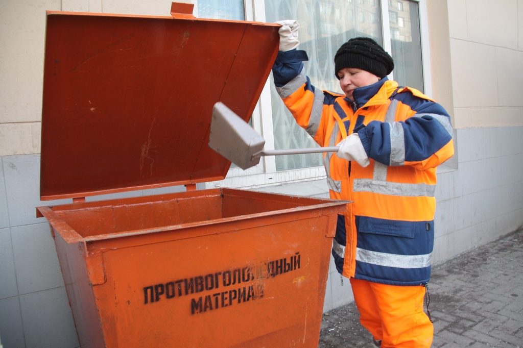 Во дворах устанавливаются специальные закрытые контейнеры, соответствующие всем нормам безопасности. Фото: "Вечерняя Москва"