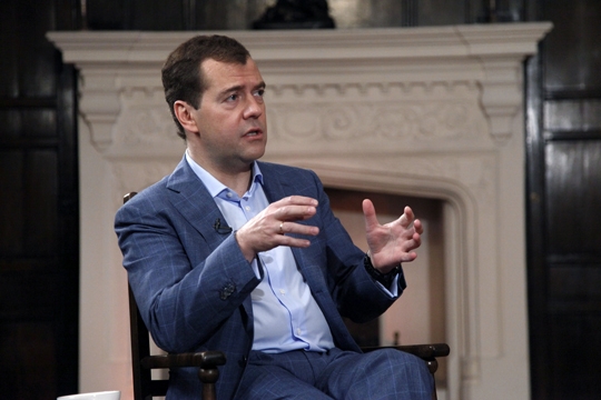 Дмитрий Медведев скорректировал правила кругового движения в России