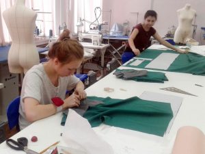 Семь участниц представили на суд экспертов модели изготовленных юбок на манекенах. Фото: ГБПОУ Колледж легкой промышленности