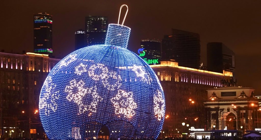 Гигантский елочный шар-танцпол начали собирать на Поклонной горе Москвы