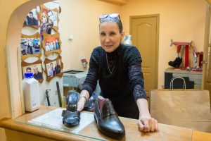 20 ноября 2017 года. Обувной модельер Светлана Теплова в своей работе использует только самые качественные материалы, чем и привлекает «звездных» клиентов