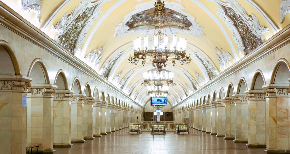 В центре Москвы начали реставрировать купол станции метро «Комсомольская»
