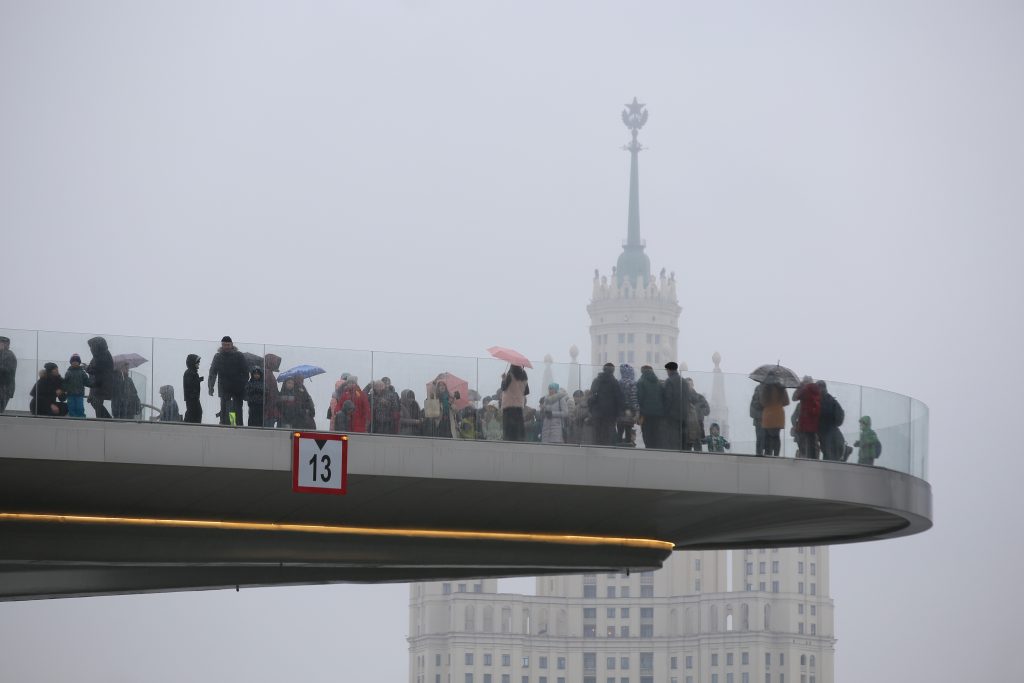 Парк зарядье полет над москвой. Парк Зарядье вид с моста. Парк Зарядье мост вид с моста. Вид с парящего моста в Зарядье. Парк Зарядье летящий мост.