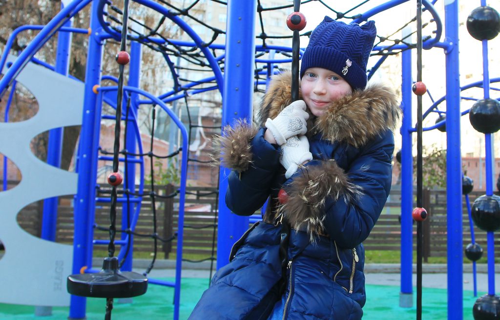 9 ноября 2017 года. Больше всего на детской площадке Тане Комлевой полюбился веревочный городок. Фото: Наталия Нечаева, "Вечерняя Москва"