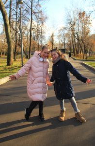 А Соня Эздрина и Диана Кондратьева (слева направо) любят гулять по аллеям парка. Фото: Наталия Нечаева, "Вечерняя Москва"