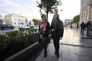 Катя Нефедова и Аня Чернышева гуляют по расширенным тротуарам на Садовой-Кудринской улице. Фото: Пелагия Замятина
