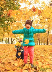 А широкие благоустроенные газоны манят Леру (на переднем плане) и Даниила Егоровых искупаться в осенней листве. Фото: Наталия Нечаева