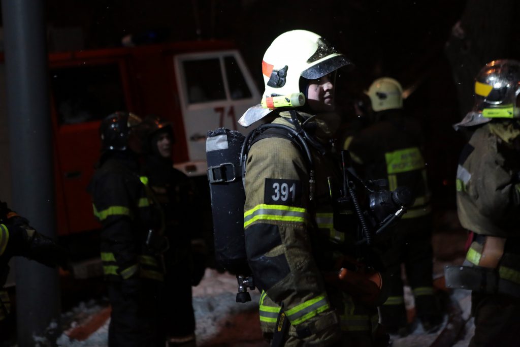 На западе Москвы потушили складской пожар в 150 «квадратов»