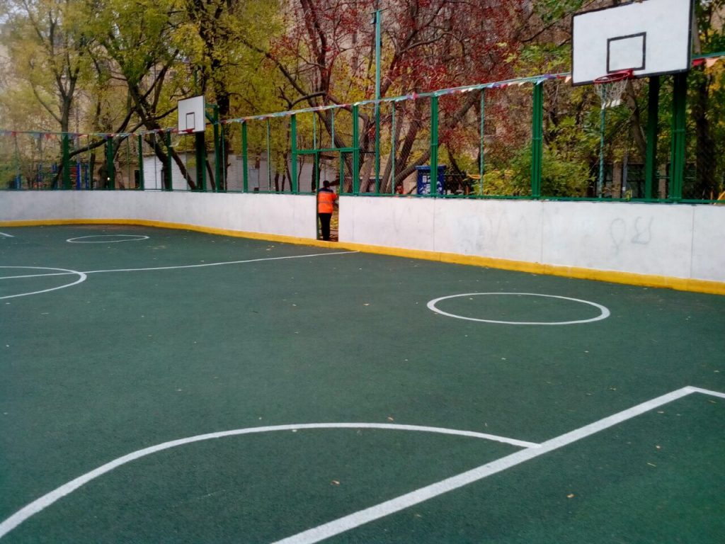 Спортивную площадку в районе Хамовники отремонтировали после обращения жителей