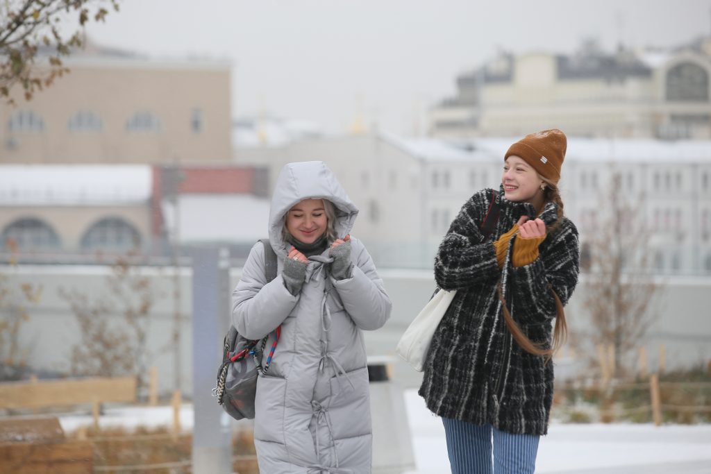 Пасмурная погода со снегом надолго установилась в Москве