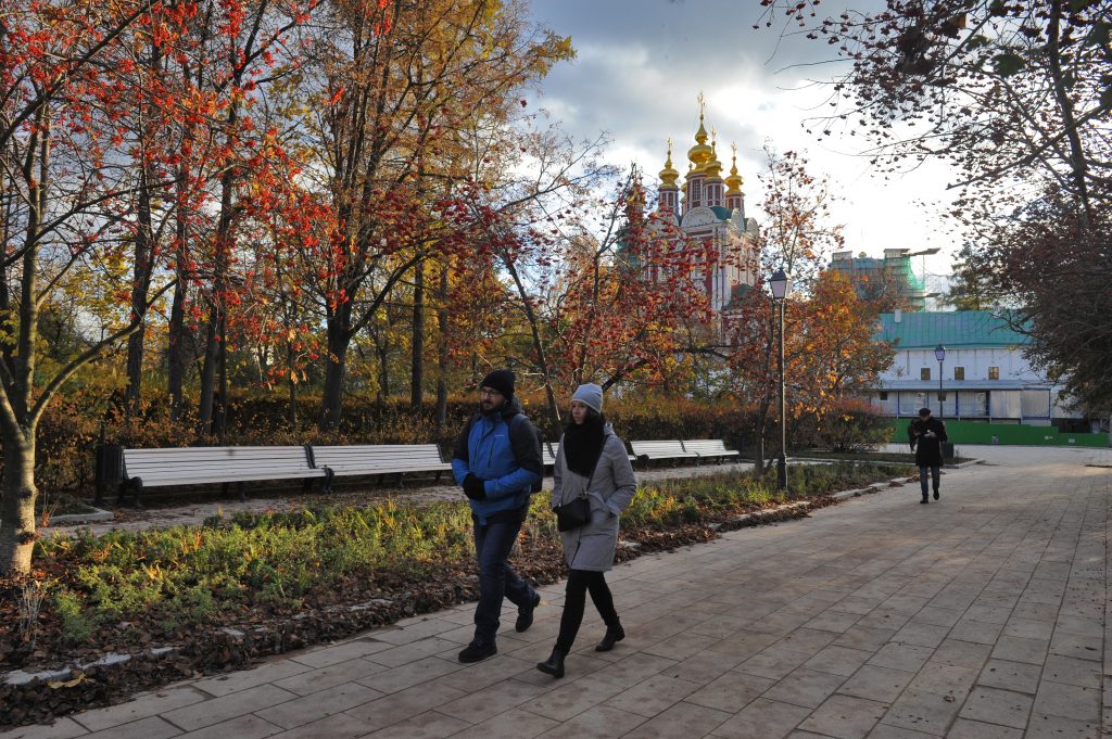 Аномально теплую погоду прогнозируют синоптики в Москве 6 ноября