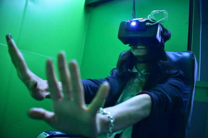 Для показа видео организаторы задействовали специальные шлемы виртуальной реальности. Фото: Антон Гердо, «Вечерняя Москва»