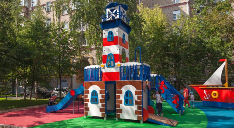 Жители получили полностью благоустроенную детскую площадку с игровыми элементами, выполненные в морской стилистике. Фото: Единый транспортный портал