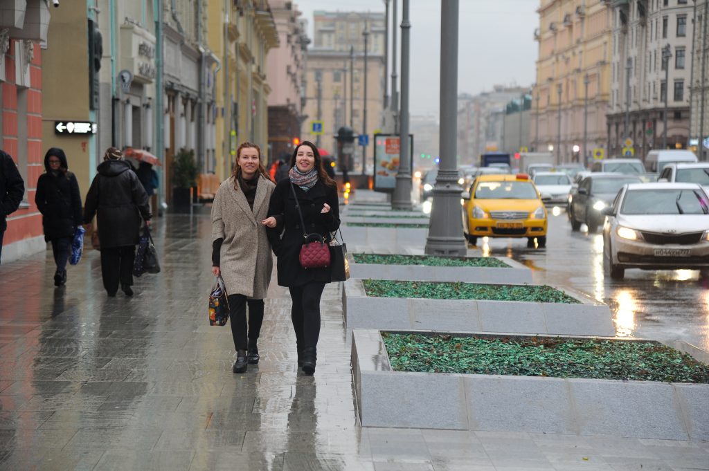 Работа на улице москва. Москвички на улицах Москвы. Люди на улице весной. Москва в ноябре. Москвичи на улице.